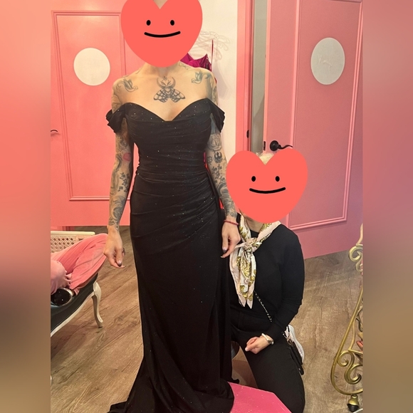 Elegant Black Evening Gown - Picture 3 of 4